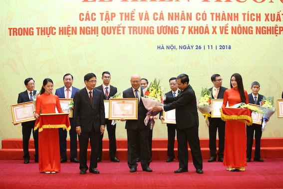 Vinamilk[-]nhận[-]bằng[-]khen[-]của[-]Thủ[-]tướng[-]Chính[-]Phủ[-]về[-]phát[-]triển[-]tam[-]nông[-]bền[-]vững